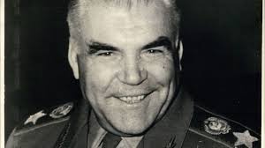 Прежде всего настоящей, не показной заботой о солдатах и культурой планирования операций. Istorik Marshal Malinovskij Nazval Prichiny Porazhenij Sssr V Nachale Vojny 1941 1945 Godov Rt Na Russkom