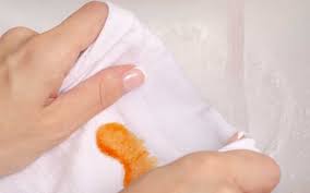 Traiter les taches de graisse avec du liquide vaisselle nettoyer la graisse sur les tissus délicats pour enlever de la graisse d'un vêtement, recouvrez la tache de talc, de bicarbonate de sodium. Enlever Tache De Gras Astuces Pour Retirer Les Taches De Graisse