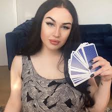 𝐘𝐎𝐔𝐑𝐄 𝐄𝐀𝐓𝐈𝐍𝐆 𝐒𝐀𝐋𝐀𝐃 𝐖𝐑𝐎𝐍𝐆 You heard me... youre eating  salad wrong Salad is NOT a filling food, it isnt! Per the amount you eat it  is NOT filling BUT...