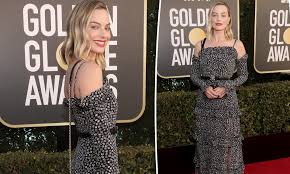 Margot robbie is looking flawless on the red carpet! Golden Globes 2021 Margot Robbie Wears Chanel Dress On The Red Carpet Daily Mail Online