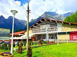 Bușteni is a small mountain town in the north of prahova county, muntenia, romania. BuÈ™teni Wikipedia