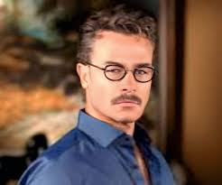 Mi cara cuando salía el nadaqueveriento de Erik que solo era relleno  inservible de la novela🙄