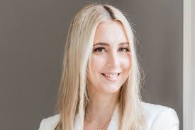 Lisa Collum's Instagram, Twitter & Facebook