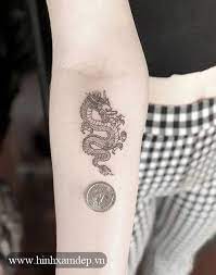 Lại một hình xăm rồng nữa ở vị trí sống lưng, lần này con rồng đang thể hiện sức mạnh mà vươn. Hinh Xam Rong Mini Dragon Tattoo For Women Tattoos Tattoos For Women