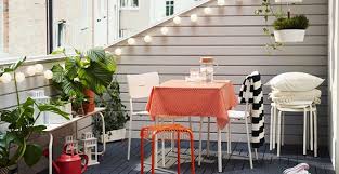 Poiché non c'è spazio per altro arredo, decora con vasi, piante e rampicanti per rendere l'ambiente più accogliente e gradevole. 8 Idee Per Decorare E Arredare Un Terrazzo Anche Mini In Citta