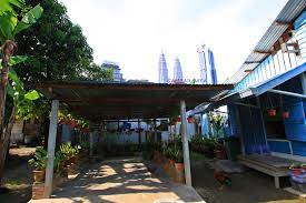Rumah di sana, meskipun dibangun dengan elok dan penuh warna, tak ada yang memiliki. Rumah Biru Kampung Baru Ini Blog Dr Singa