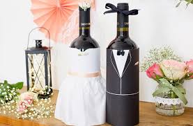 Weinflaschen Als Brautpaar Geschmuckt Diy Hochzeitsgeschenk Geschenke Brautpaar Diy Geschenke Hochzeit
