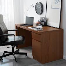 60214159 ikea malm schreibtisch weiß im fach unter der tischplatte sind kabel und mehrfachsteckdosen griffbereit und doch außer sichtweite kann frei im raum stehen da es auch auf der rückseite behandelt ist die aufbewahrung kann rechts oder links. Der Schreibtisch Klassiker Ikea Malm Desklove