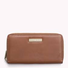 Timeless Wallet Crafted From Grainy Leather With A Tommy Hilfiger Logo Tag At The Front Tommy Hilfiger Wallet Tommy