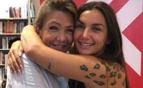 Elettra miura lamborghini è una ereditiera italiana nata a bologna il 17 maggio 1994 sotto il segno zodiacale del toro, è alta un metro e sessantacinque centimetri scopriamo chi è luisa peterlongo, la mamma di elettra lamborghini, ereditiera, star della musica e nuovo coach di the voice. Elettra Lamborghini Chi E La Mamma Luisa Eta Foto Carriera