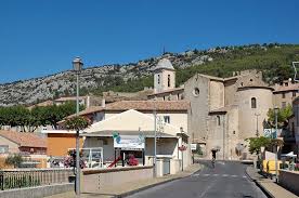 Vin doux naturel muscat de beaumes de venise was officially awarded the aoc status in 1945, and applied retroactively to the 1943 vintage. Beaumes De Venise Visit Photos Travel Info And Hotels By Provence Beyond