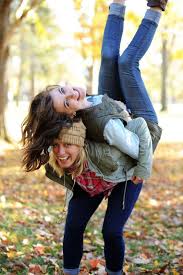 21 Super Cute Photo Ideas To Take With Your Friends This Fall Project Inspired Friend Photoshoot Sisters Photoshoot Friends Photography