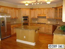 My Kitchen Before We Moved In Light Maple Cabinets Natural Red Oak Hardwood Floors Red Oak Hardwood Floors Red Oak Hardwood Maple Cabinets