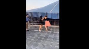 上海ディズニーランドで女性客同士の殴り合いが勃発 あまりの激しさに周囲は呆然 | 娘は「お母さんやめて！」と必死に止めるが… | クーリエ・ジャポン