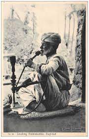 هذه الصورة في العام 1890 في بغداد توثق شخص يدخن ناركيله Baghdad Iraq Baghdad Iraq