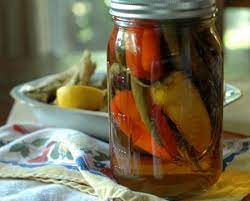 Mettere i peperoncini dentro vasetti di vetro sterilizzati Peperoni Sott Aceto Alimenti Peperoni Sottaceto Alimento