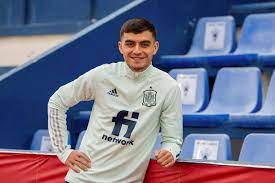 He has an athletic body build. Fc Barcelona Barca Youngster Pedri Bedankt Sich Bei Real Madrid Fur Geplatzten Wechsel