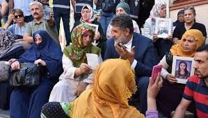 Hdp i̇zmir i̇l binası'na gerçekleştirilen saldırı sonucunda, parti üyesi deniz poyraz isimli genç kız yaşamını yitirdi. Kurden Uber Hdp Ihre Kinder Bereisen Europa Wahrend Unsere Verschleppt Werden Nex24 News