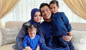 Dia adalah putra sulung dari sutradara terkenal yusof haslam. Didakwa Ke Pejabat Agama Apa Cerita Syamsul Yusof Dan Puteri Sarah Suara Merdeka