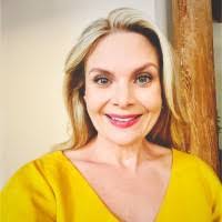 Keri Skinner's Instagram, Twitter & Facebook