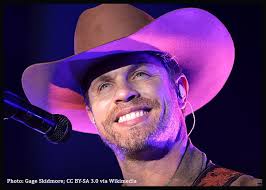 Dustin Lynch Announces 2025 Las Vegas Club Set Residency