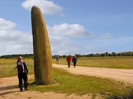 Aquela piscina de beiral infinito merecia ser aproveitada, a sombra do canastro (espigueiro) teria sido o lugar perfeito para me sentar a ler ou desenhar, a quinta um espaço para passear e levar os miúdos a cumprimentar as ovelhas, e quintandona uma aldeia preservada para visitar. O Que Ver Em Reguengos De Monsaraz
