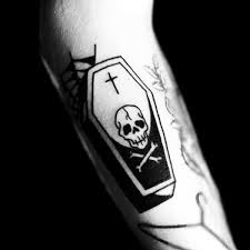 A coffin tattoo is a symbol of mortality and to remind others that life passes fast, and we aren't in this world forever. Pin On Imagenes Para Tatuajes