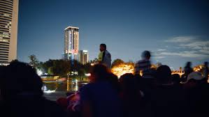 A menudo me encuentro pensando que la noche está más viva y que tiene  colores más vivos que el día.”