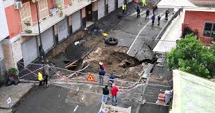 Napoli, esplosione e voragine davanti all'ospedale del mare le immagini. Maltempo A Napoli Maxi Voragine Ai Ponti Rossi Evacuate Quasi 100 Persone Tragedia Sfiorata Il Fatto Quotidiano