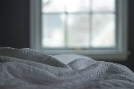 Das bett unter der decke ist dank der führungsschienen beweglich. Wir Stecken Unter Einer Decke Liebesdinge