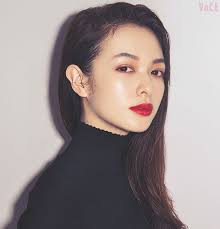 可愛い よりも 大人っぽい 顔を目指すべき アラサーが叶えたい目標 イガリさんのメイクテクを取り入れて 秋の顔を刷新して 美髪 赤シャドウ 女性のヘアスタイル