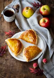 Chaussons Aux Pommes En 2020 Recettes De Cuisine Chaussons Aux Pommes Chausson Aux Pommes Maison