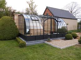 Gebogen Serre Met Achterwand In Hout Serres Smeedwerk De Luwte In 2020 Moestuinontwerp Buitentuinen Kas Schuur