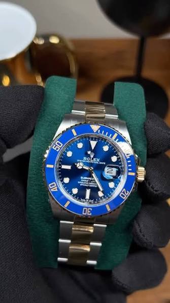 🎥 El icónico Rolex Submariner Bluesy 🌊💙, Elegancia, poder y precisión.  Este reloj de lujo es más que una simple herramienta de buceo; es un  símbolo de distinción. Con su carátula azul brillante y ...