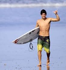 Gabriel medina pinto ferreira (born 22 december 1993) is a brazilian professional surfer, also the 2014 and 2018 wsl world champion.medina joined the world's elite of the world surf league tour in 2011, and in his rookie year he finished within the top 12 of the asp (now wsl) world tour at the age of 17. Gabriel Medina Portrait Of A Surf Champion Bearsurfboards