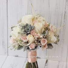 好多客人都會問美國玫瑰有咩特別 其實美國玫瑰的size較大 呈杯形 花瓣數量多 開晒的話會好大朵 亦有較多特別既顏色 呢款花球就以米白美玫為主 配上灰綠色系既襯花 配葉 仲特別加埋新娘子喜歡既多肉植物 好有外國花球既感覺呢 wedding bouquets