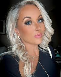 Kelly Spinelli's Instagram, Twitter & Facebook