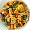 Kali ini kita ke bangkok thailand, mencuba menu street food yang tersangat famous di sana iaitu pad gaprao (atau pad kra pao) gai kai dao atau ayam stir fry daun selasih dengan telur goreng. 1