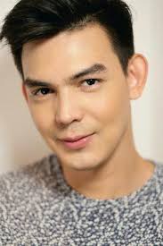 Luv Is: Caught in His Arms (2023)