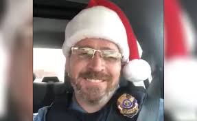 Police officer takes moment during Christmas shift to serenade social media