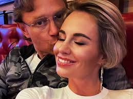 Там пара наслаждалась прогулками по городу, обедами и ужинами в необычных местах, а. 500 Rublej Za Soobshenie Zhena Valeriya Karpina Poobeshala Platit Za Perepiski S Hejterami