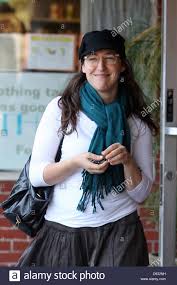 Mayim bialik was raised in los angeles as a reform jew. Big Bang Theory Und Blossom Star Mayim Bialik Fur Bio Eis Bei Art Kreme Mit Einem Mannlichen Compaion In Studio City Stockfotografie Alamy