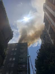 Un incendio è divampato nel sottotetto di un palazzo di otto piani in via washington a milano. Via Washington Incendio Nel Palazzo Di Sette Piani Evacuate Venti Persone Corriere It