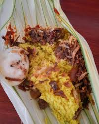Bagi dua air rebusan tersebut yang setengah. Unik Dibungkus Daun Kelapa Ulasan Rumah Makan Nasi Kuning Saroja Manado Manado Indonesia Tripadvisor