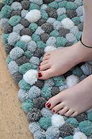 Anleitung für teppich aus stoffstreifen. Diy Flauschteppich Aus Pompoms Einfach Selber Machen Smillas Wohngefuhl Diy Blog