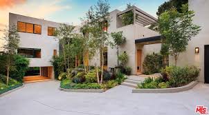 Kylie Jenner Travis Scott Have Just Purchased A Contemporary Style Home Together In Beverly Hil Beverly Hills Houses Beverly Hills Mansion Kylie Jenner House