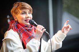 Ti artister fra hele landet er klare for å kjempe om. Ella Marie Haetta Isaksen Wikipedia