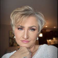 A Los Angeles jury ordered Johnson & Johnson to pay $966 million to the  family of a woman who died from mesothelioma, finding the company liable in  the latest trial alleging its