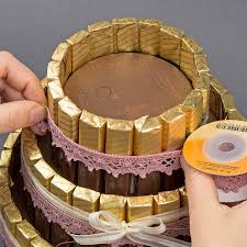 Das traditionsunternehmen kitchen craft bietet mit dieser backform die möglichkeit, einen stilechten kuchen in der form des trendige stöckige hochzeitstorte. Anleitung Styropor Torte Mit Schokoriegeln Ideen Mit Herz