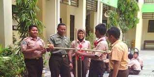 Dina ratnaningtyas, 9d punya eaa, sudah 3 tahun bersama kami di smpn43 dan mau masuk sma :)), jangan pernah lupakan kitaaa <3 imp : Babinsa Bubutan Kodim 0830 Su Latih Pramuka Siswa Smpn 43 Surabaya Tni Angkatan Darat